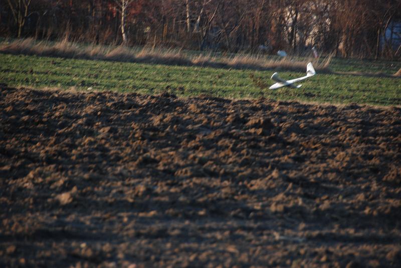 DSC_0061.JPG - Kolejne lądowanie - tym razem nie w błocie ale niezbyt udane